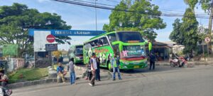 Bus Transportasi Umum di Terminal Arjosari, Malang