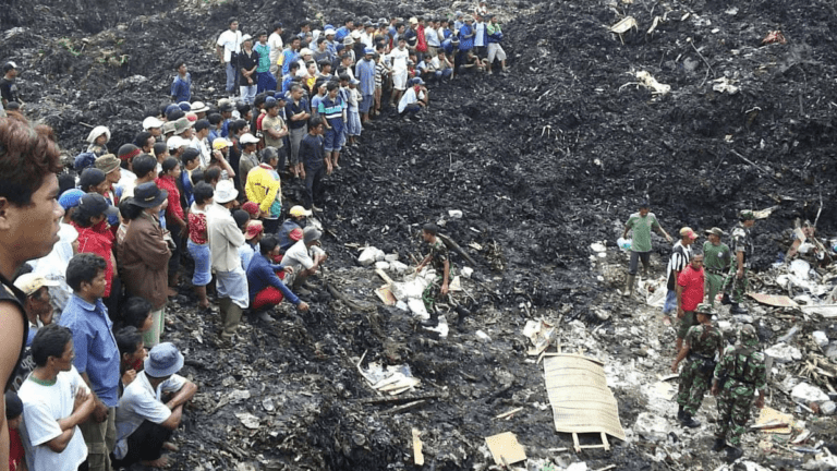 Warga Berkumpul Menyaksikan Evakuasi Korban Longsor TPA Leuwigajah (Istimewa)