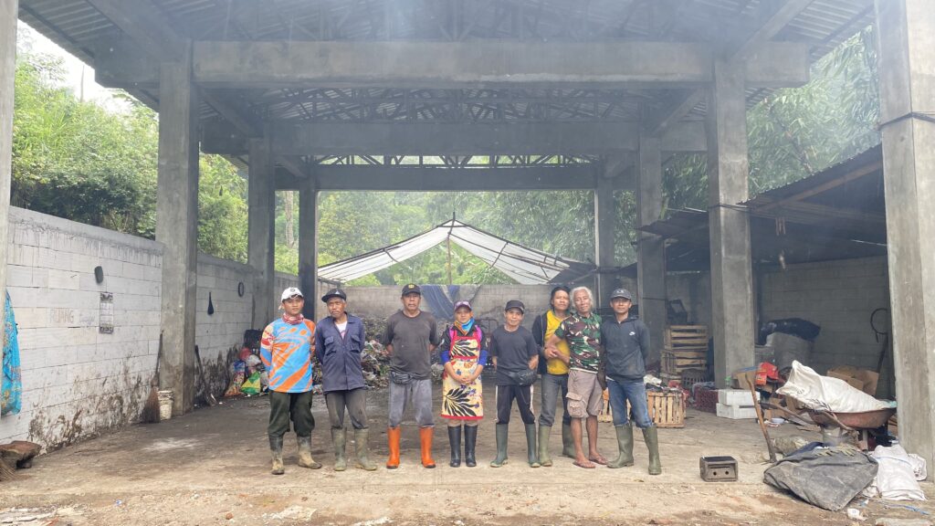 Tim TPS3R Tlekung yang bertugas memilah dan mengolah sampah. Gambar: Geograph.id/Zaimatu Haliza